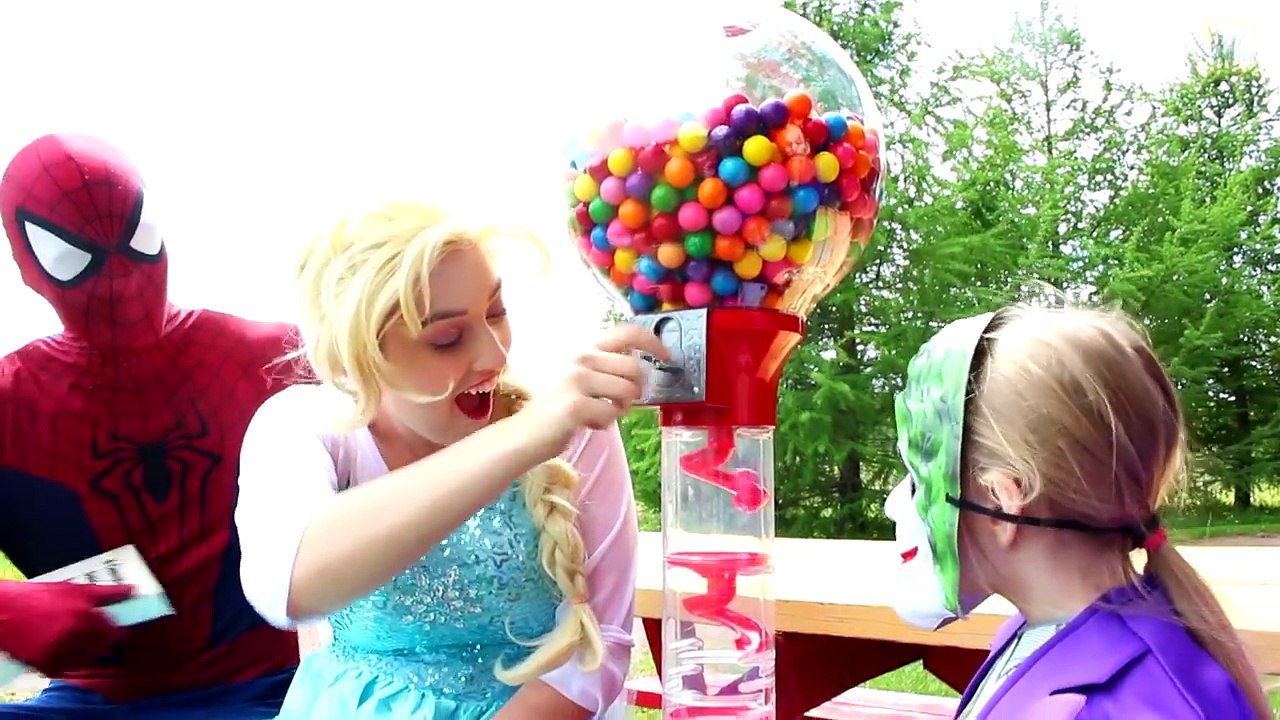 Frozen  Elsa, Maleficent ! Örümcek Adam, Joker , Küçük Joker Kid , Pembe Spidergirl ve Kabarcık Gum