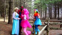 Frozen  Elsa ile  Siyah Örümcek Adam Öpüşme !  Pembe Spidergirl , My Little Pony , Catwoman , Ariel Denizkızı