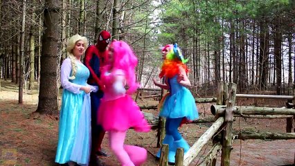 Frozen  Elsa ile  Siyah Örümcek Adam Öpüşme !  Pembe Spidergirl , My Little Pony , Catwoman , Ariel Denizkızı