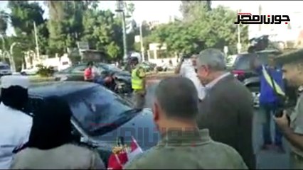 مدير امن الغربية  يوزع  اعلام مصر علي  سيارت الغربية  بشخصة
