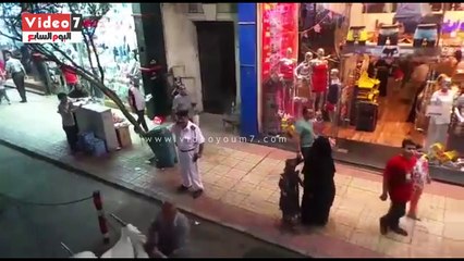 بالفيديو..المواطنون يستقبلون الأتوبيس المكشوف لمحافظة القاهرة بوسط البلد  بالرقص