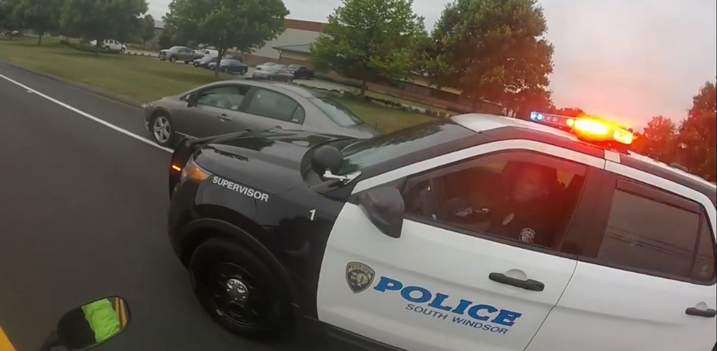 Un motard demande à des policiers d'arrêter une femme dangereuse.