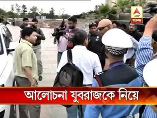 Yuvraj singh in team-discussion