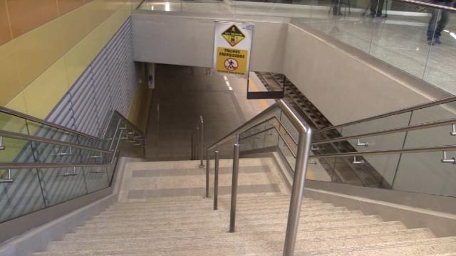 Metro olímpico ha costado 21 veces más de lo previsto y aún no está listo