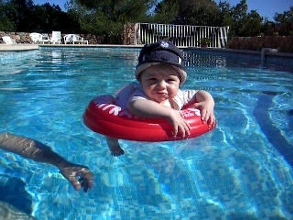 Louis dans la piscine
