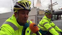 Fietsend ambulancepersoneel tijdens DelfSail - RTV Noord