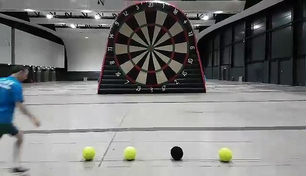 Foot Darts, le jeu de fléchettes géant avec un ballon de foot !
