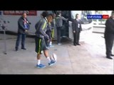 Neymar golpea un niño y le regala un balón autografiado • 2015 ( CARLTON CARMI )