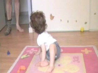 27- 1ers pas avec aide de papa