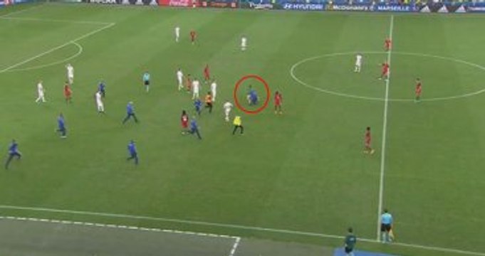 Polonya-Portekiz Karşılaşması Oynanırken Sahaya Taraftar Girdi