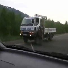 Yol kesip yemek isteyen ayı