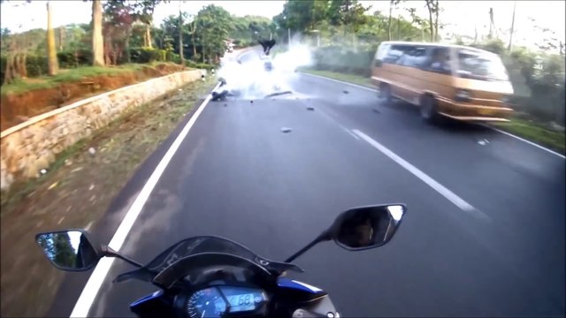 Ce motard se couche sur la route pour éviter un accident fatal!