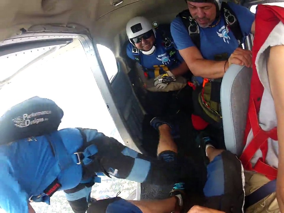 Ce parachutiste perd son parachute en plein vol !! Filmé à la GoPro