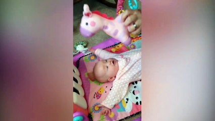 Quand tu veux pas voir partir ta girafe : bébé trop mignon