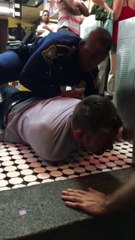 Un policier un peu trop violent avec un touriste