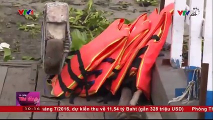 Các hành khách đi trên phương tiện giao thông thủy mà không mặc áo phao cứu sinh hoặc không mang ...