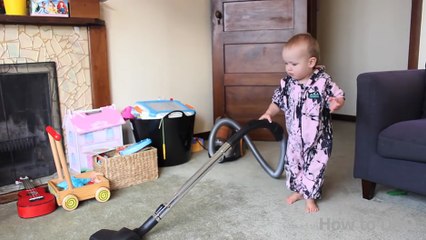 Ce papa délègue les tâches ménagères à son enfant !