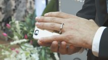 Las Vegas : cet homme se marie avec son iPhone à Las Vegas, la vidéo insolite !