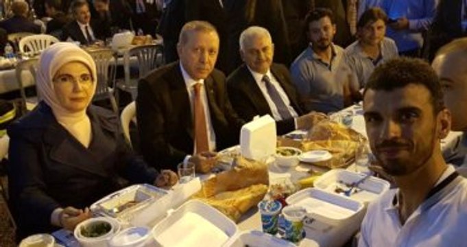 Kenan Sofuoğlu, Erdoğan, Eşi ve Yıldırım'la İftar Fotoğrafı Paylaştı