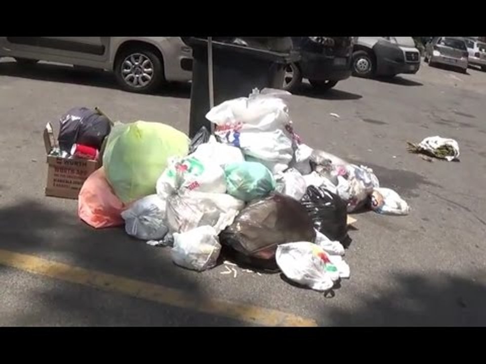 Aversa (CE) - Rifiuti lungo le strade in pieno giorno (30.06.16)
