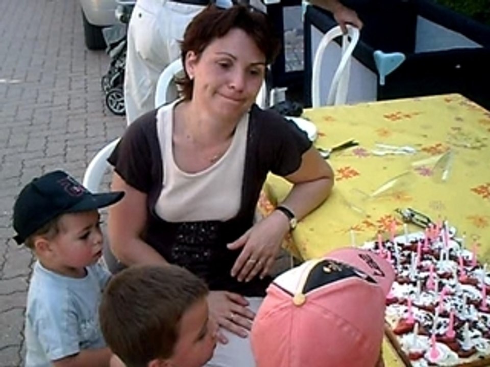 FLO APPORTE LE GATEAU