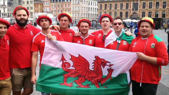 Les supporters gallois chantent à Lille avant pays de Galles-Belgique