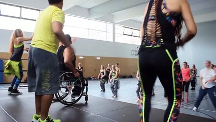 Ce professeur de zumba donne des cours dans le monde entier en fauteuil roulant !