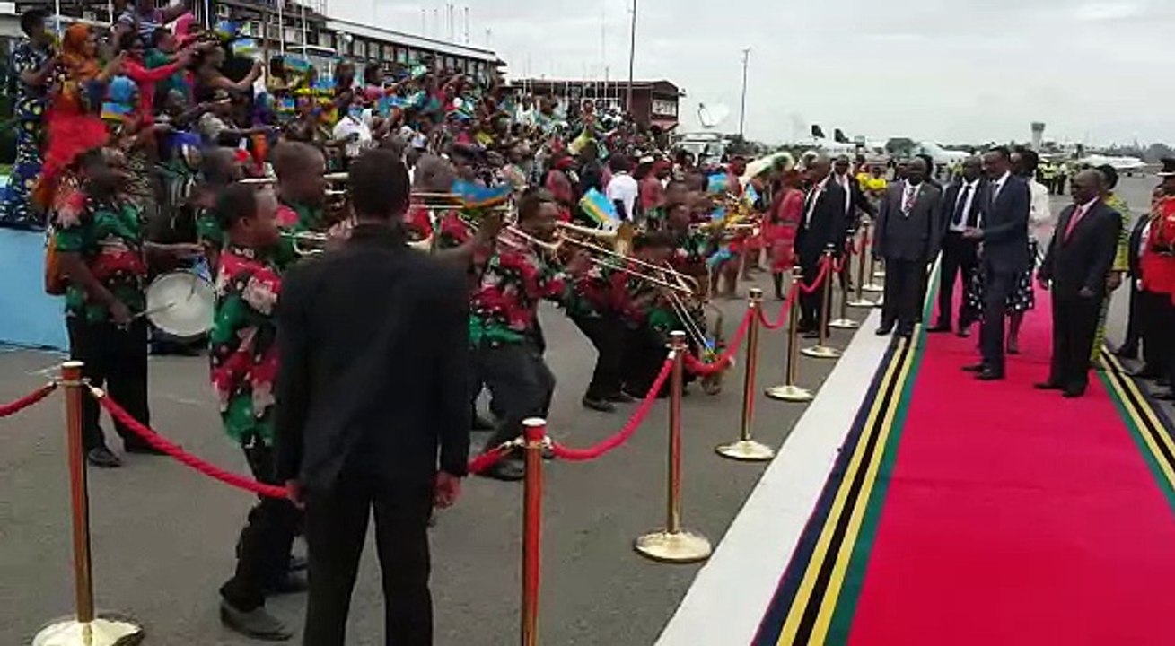 Rais wa Tanzania Dkt. John Pombe Magufuli ampokea Rais wa Rwanda. Paul Kagame