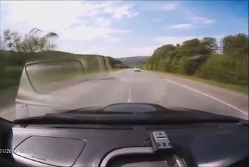 Quand deux idiots se rencontrent sur la route, ça donne ça !