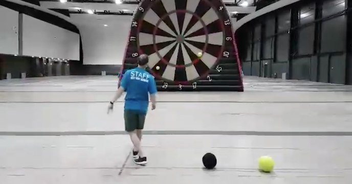 Pode parecer estranho... mas jogar dardos com bolas vai ser um dos teus desportos favoritos!