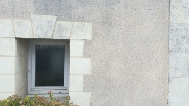 Le mur de la maison défoncé par un camion