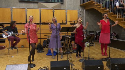 Sea Girls - Oups j'ai encore oublié le gaz en sortant & Faire pipi sur le gazon