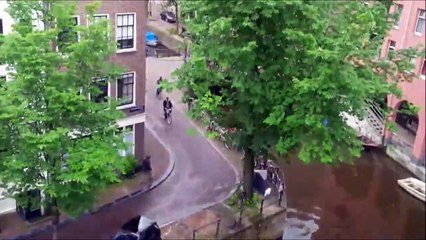 Une voiture Smart poussée dans un canal à Amsterdam