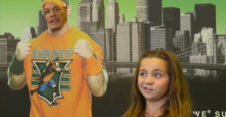 Le catcheur John Cena piège des fans survoltés (vidéo)