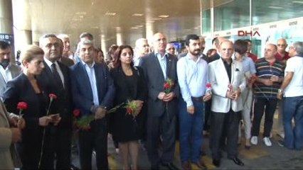 CHP'liler Havalimanına Karanfiller Bıraktı