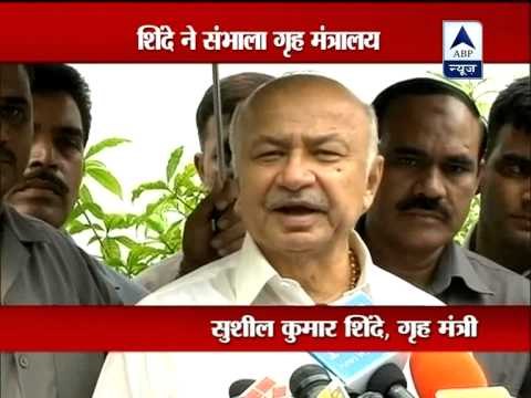 Sushil Kumar Shinde takes charge as Home Minister‎