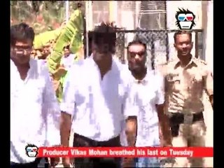 Télécharger la video: WATCH: Akshay, Abhishek and other star attends Vikas Mohan's funeral