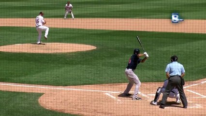 Le cae en la cabeza la pelota a este jugador de beisbol