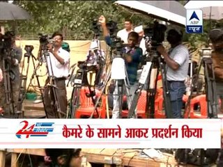 Protesting men misbehave with women journalists at Jantar Mantar