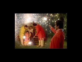 VIDEO: Aaradhya enjoys crackers with Family, Big B shares pictures