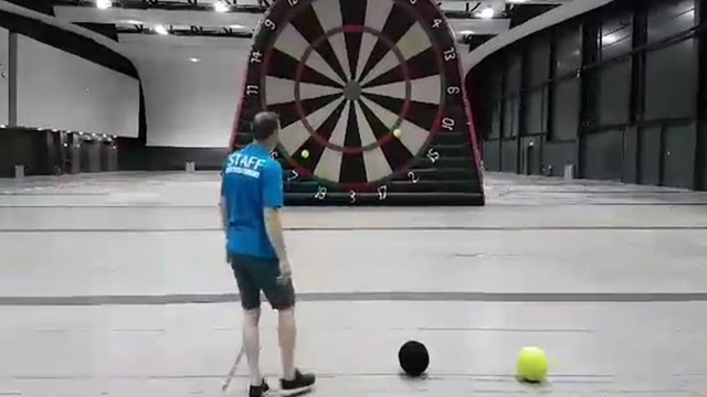 Un jeu de fléchettes géant avec des ballons