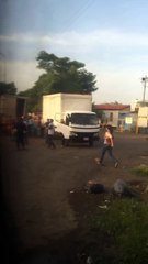 Grupo de personas saqueó un camión en Puerto La Cruz