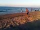 سائق دراجة نارية مائية يدهس مواطنا على شاطئ البحر (فيديو)