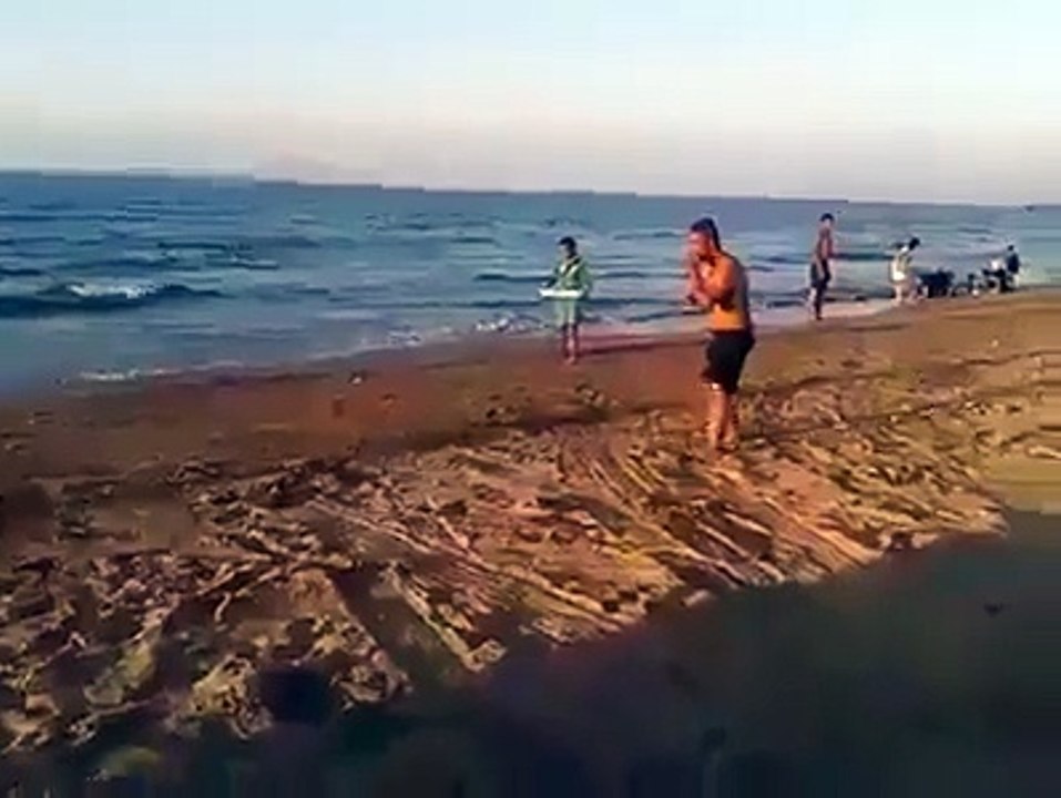 سائق دراجة نارية مائية يدهس مواطنا على شاطئ البحر (فيديو)
