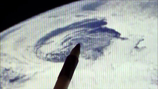 Giant UFO Over Earth - ...ΔΕΝ... ΥΠΑΡΧΕΙ !!! ΓΙΓΑΝΤΙΑΙΟ UFO ΠΑΝΩ ΑΠΟ ΤΗ ΓΗ;