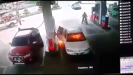 Niño incendió vehículo en una gasolinera por jugar con un encendedor