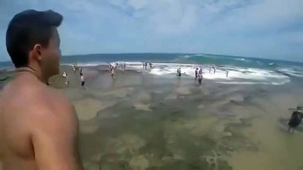 Sudden 8-meter wave has covered the Sydney beach! An incredible sight