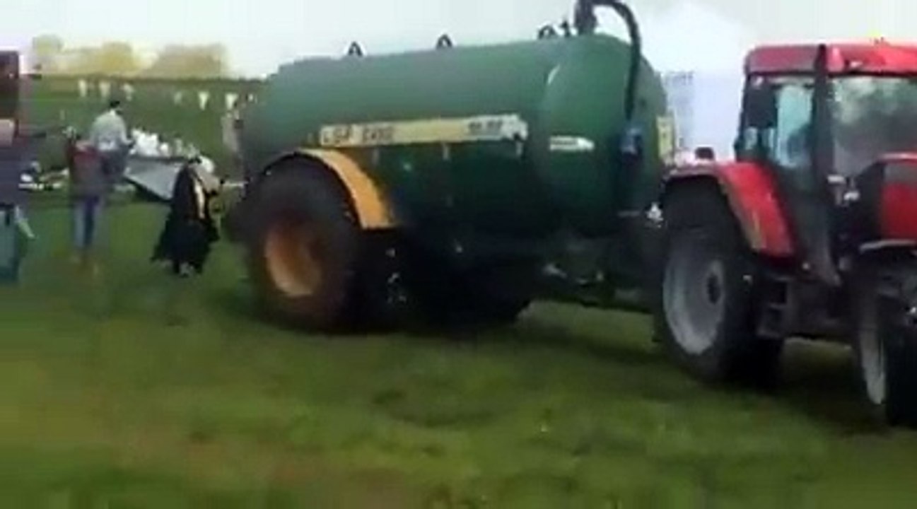 Fazendeiro recepciona sem-terras invasores, espalhando fezes por todo o acampamento!