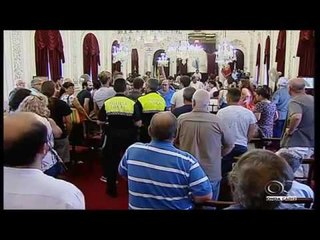 Simpatizantes de Kichi hostigan y amenazan a los concejales del PSOE en un tenso pleno