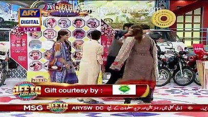Car Jeetne Ki Khushi Main Larkion Ne Fahad Mustafa Ko Galey Laga Lia,Jis Per Fah